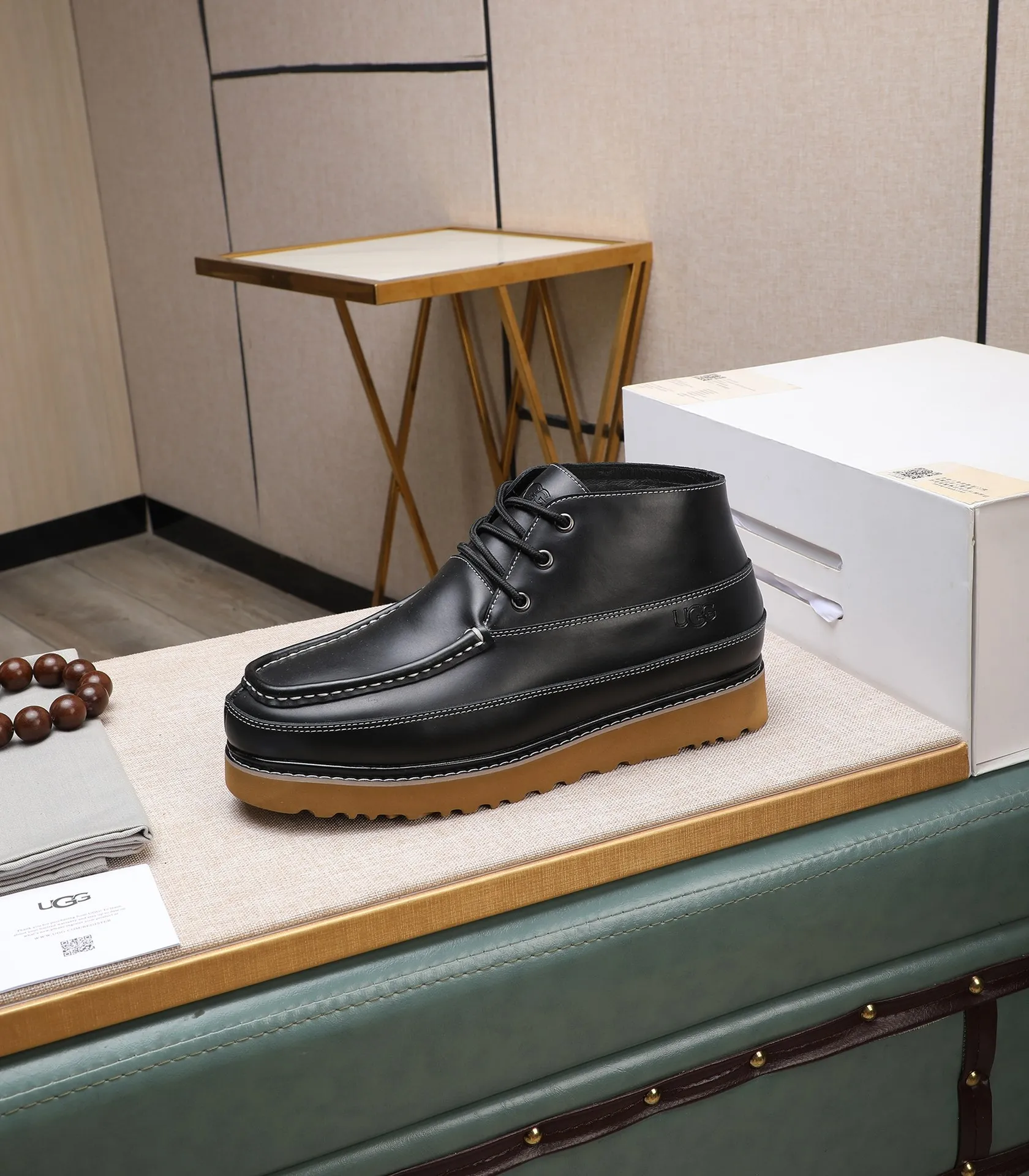 Men's shoes 💰600 (full genuine wool lining, 10% off for fake ones) Please note the quality of the original item and compare the thickness of the wool 🏮🏮 Popular UGG from Australia's warm luxury brand men's shoes, the official website is synchronized, Beckham men's style..., made of imported top-layer waxed cowhide, waxed toe cap, Australian real wool velvet lining Carefully sewn...Imported rubber Martin boots outsole (comfortable, soft, wear-resistant) The quality is really great...Exquisite workmanship, you can't put it down at first sight, size 38-44 (customized in 45)